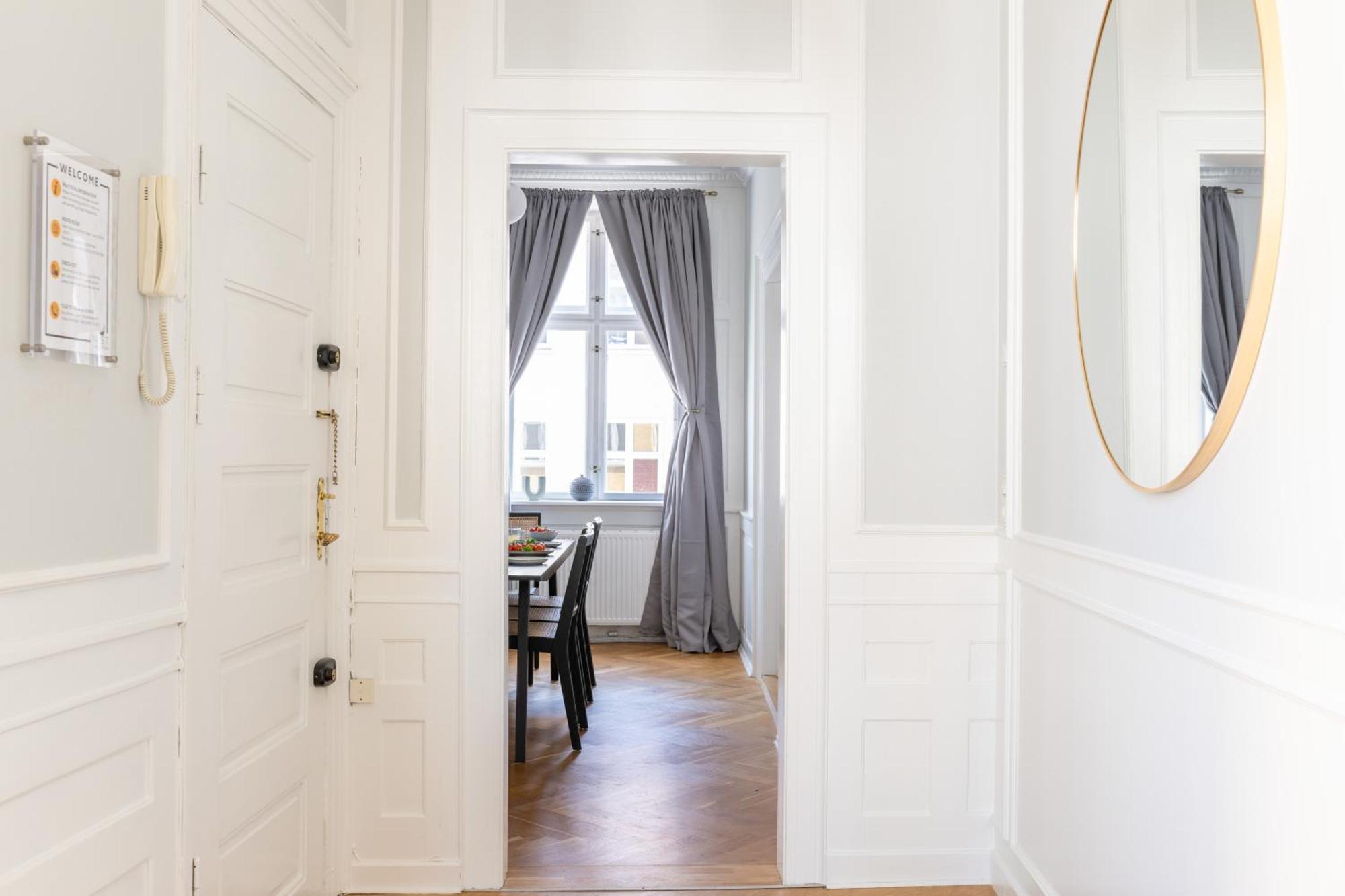 Apartment Large With Canal View In Cph